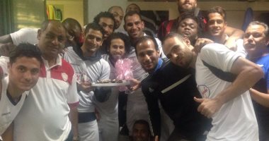 بالصور .. لاعب الطلائع يحتفل بمولوده "أوزيل" فى غرفة خلع الملابس 