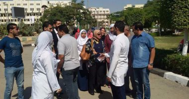 نقيبة التمريض تزور ممرضى جامعة الفيوم لحل مشكلاتهم