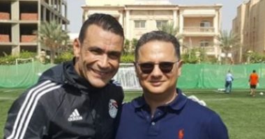 عصام الحضرى يستضيف الإعلامى شريف عامر فى تدريباته