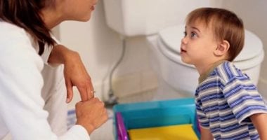 لو مش راضى يستغنى عن "الحفاضة".. 5 نصائح لتشجيع ابنك على تدريب "البوتى"