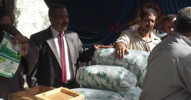 بالصور.. توزيع 3 أطنان سكر فى قرى مركز منوف