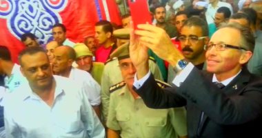 بالفيديو.. السفير الأسترالى يصور خيام الذكر بـ"موبايله" فى مولد السيد البدوى