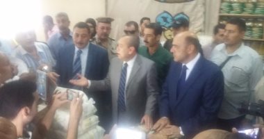 بالفيديو والصور.. مواطن يطالب محافظ دمياط خلال تفقده منفذ سلع برصف الطرق