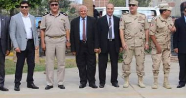 وضع أكاليل من الزهور على نصب الجندى المجهول بدمياط