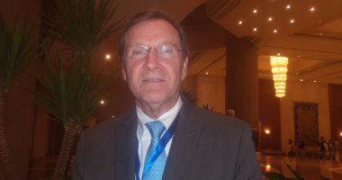 أستاذ بجامعة كنتاكى يحذر من مضغ اللبان.. ويؤكد: يسبب آلاما بالفك 