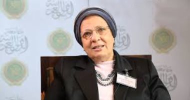 جابر نصار يكرم أستاذة الإعلام راجية قنديل لعطائها العلمى