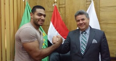 بالصور.. جامعة بنها تكرم الخامس عالميا لمصارعة الذراعين
