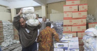 بالصور.. مجلس مدينة بنى سويف يوزع 10 طن سكر على الأهالى بسعر 6 جنيه للكيلو