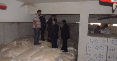 بالصور.. مدير مباحث العاصمة يداهم مخزن لكبار محتكرى السلع ويضبط 300 طن سكر
