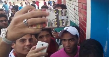 بالفيديو.. جماهير الزمالك تلتقط "سيلفى" مع حسنى فتحى وأمن النادى يبعد اللاعب