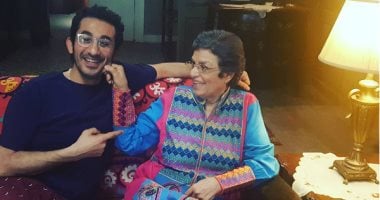 أحمد حلمى ينشر صورة مع إنعام سالوسة من كواليس فيلم  "لف ودوران"