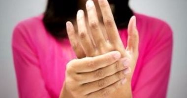 لماذا نصاب بتنميل اليدين باستمرار.. اعرف السبب