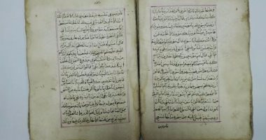 عرض صفحة من مصحف نادر  مكتوبة بخط كوفى مذهب فى مزاد كريستيز بلندن