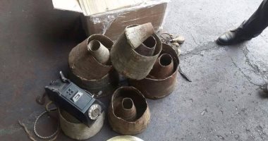 بالصور.. جمارك المطار تحبط محاولة تهريب 14 "مكيال" أثرى إلى قطر
