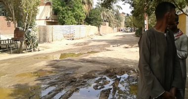 بالصور.. لليوم الثانى.. طفح المجارى يغرق شوارع العطوانى بإدفو شمال أسوان