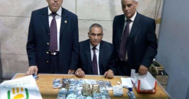 بالصور.. جمارك المطار تحبط محاولة تهريب ربع مليون دولار بحوزة راكب