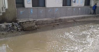 بالصور.. مياه الصرف الصحى تحاصر وحدة صحية بأسوان