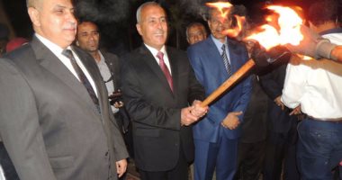بالصور.. إيقاد شعلة بدء احتفالات السويس بالعيد القومى للمحافظة