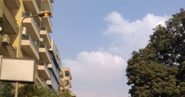 بالصور.. قارئ يرصد إضاءة أعمدة الكهرباء نهارا فى منطقة المصانع بجسر السويس