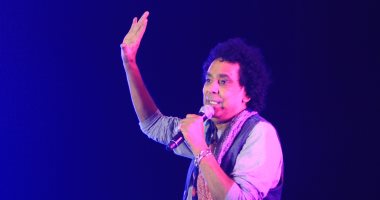بالصور.. محمد منير لجمهوره: "أنا بغنى بإرادتى مش بتوجيه من حد" 