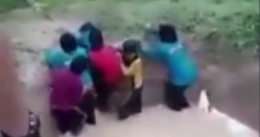 بالفيديو.. الدفع بتلميذات ماليزيات فى بركة ثعابين لـ"بناء شخصياتهن"