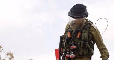 قصة صورة ..طفل فلسطينى يشهر "الكارت الأحمر" فى وجه جندى إسرائيلى
