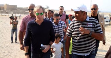 الفنان العالمى مايكل بولتون يزور الأهرمات للترويج للسياحة