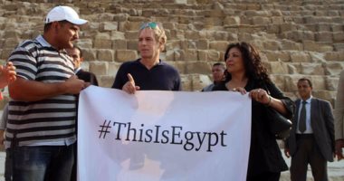 الفنان العالمى مايكل بولتون يزور الأهرامات ويحمل لافتة "هى دى مصر"