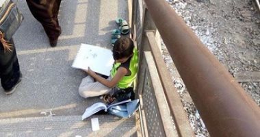 الحظ يبتسم لرسام سلالم "جامعة القاهرة".. فنان تشكيلى يتبنى موهبته