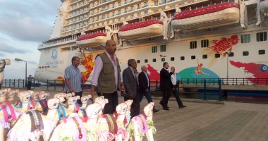 بالفيديو والصور.. محافظ بورسعيد يقدم درع المحافظة لقبطان "GENTING DREAM"