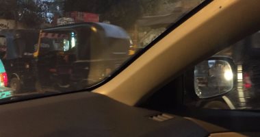 موقف "توك توك" يتسبب فى زحام أمام محطة مترو الدمرداش