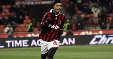 الأسطورة رونالدينيو يحتفل بفوز كريستيانو بجائزة أفضل لاعب فى العالم