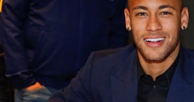 اللاعب البرازيلى نيمار ينشر أولى صوره أثناء توقيع عقده لبرشلونة
