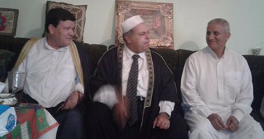 بالصور.. مدير عام المناهج بـ"التعليم" يستضيف ليلة محمدية فى منزله بالشرقية