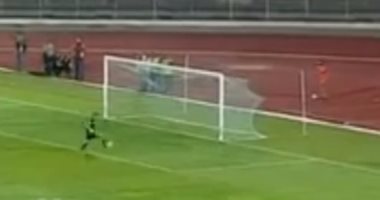 شاهد.. أغرب فرصة ضائعة فى الدورى الجزائرى ونجاة حارس مرمى من الموت