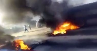 بالفيديو..الأهالى يشعلون النيران فى إطارات السيارات بطريق بلبيس لإنشاء مطب