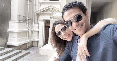 آسر ياسين ينشر أول صورة برفقة زوجته داخل الجامعة الأمريكية