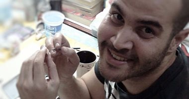 من حبات الأرز والقهوة والكبريت.. "محمد" بيرسم على أى حاجة تقابله