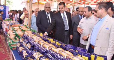 محافظ أسيوط يفتتح معرضا للسلع الغذائية بأسعار مخفضة