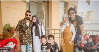 "نزهة عائلية" تجمع نجمى الأهلي وزوجتيهما