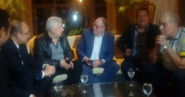 بالصور.. الصدفة تجمع مرتضى منصور وكرم كردى بفندق الإقامة بالإسكندرية