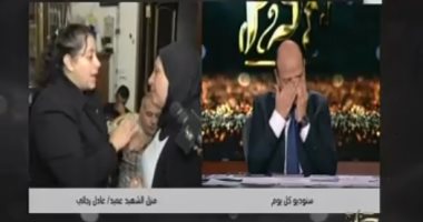 بالفيديو.."أم ماركو" جارة الشهيد عادل رجائى تتسبب فى بكاء عمرو أديب على الهواء