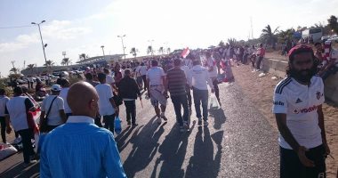 بالصور.. جماهير الزمالك تواصل الاحتشاد فى استاد برج العرب