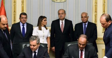 بالصور.. رئيس الوزراء يشهد توقيع 3 اتفاقيات بين التعاون الدولى وبنك أوروبى