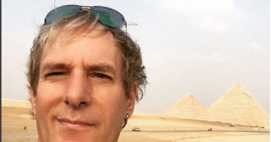 النجم العالمى مايكل بولتون ينشر "سيلفى" مع الأهرامات عبر "إنستجرام" 