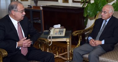 بالصور.. رئيس الوزراء يلتقى العالم فاروق الباز ورئيس شركة الريف المصري