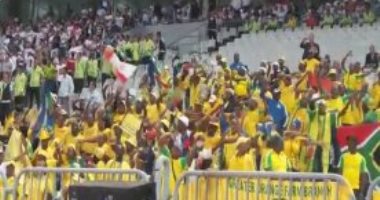 بالفيديو.. مشجعوا "صن داونز" يرقصون علي أغاني نادى الزمالك