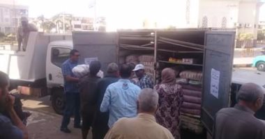 سيارات الوحدة المحلية برأس البر توزع سلعا مدعمة على المناطق الأكثر احتياجًا