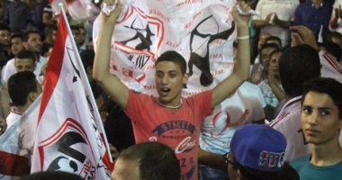 بالصور.. جماهير الزمالك تهتف أمام بوابة النادى: افتحوا للجماهير.. الزمالك فريق كبير