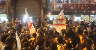 بالفيديو والصور.. حزن وبكاء بين جماهير الزمالك بالمحلة بعد ضياع اللقب الأفريقى
